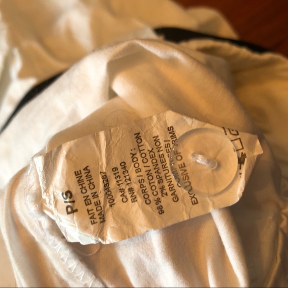 NWOT Cotton blend white shorts. Cargo style. Size small. Comes with black belt - Picture 5 of 5